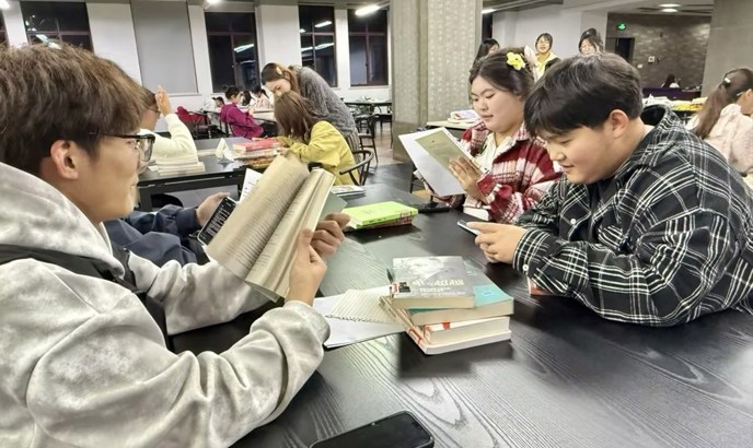 图书资料中心开展读书节系列活动之“书山有路”寻书比赛